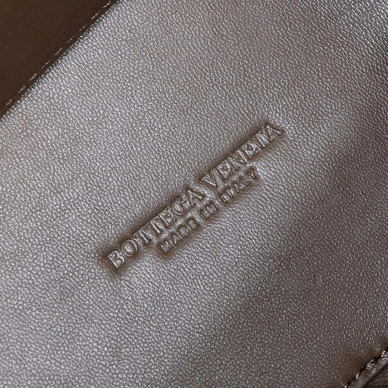 Batch 1860 B's 2023 spring and summer new model continues the brand's woven style with detailed metal knot switch buckles. This time, the shoulder straps are also made into tube weaves, showing different craftsmanship. The carrying method is versatile to create more different looks. Intrecciato woven leather small handbag, equipped with sliding crossbody strap. Internal compartments, including 1 zipper pocket and 2 open pockets with magnetic buckle closure. Size: 25*20*10cm, model: 7463#
